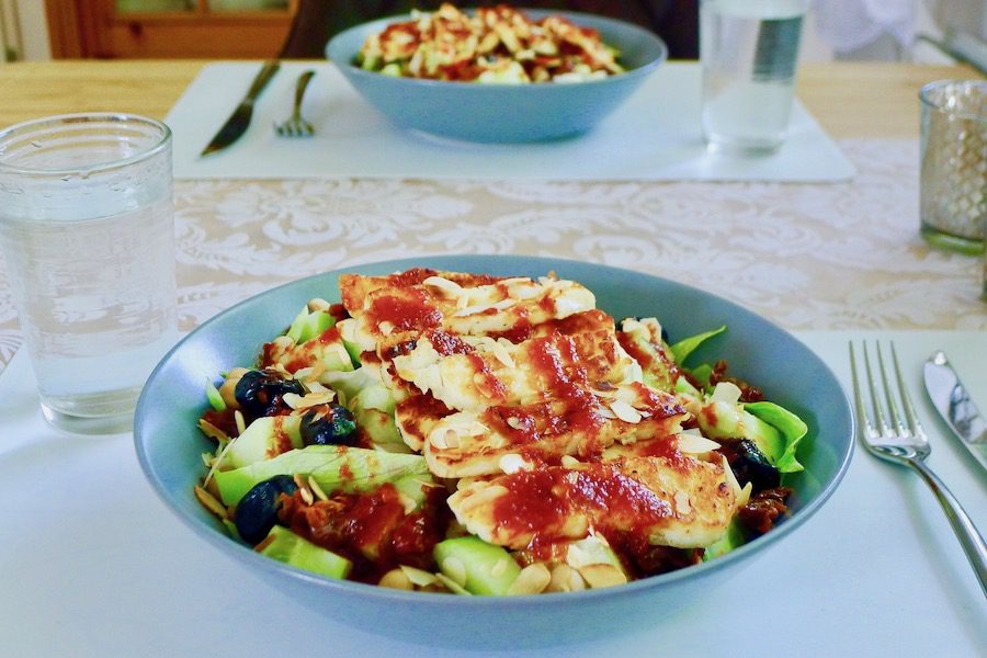 Kikkererwten salade met halloumi en tomatendressing recept van claudiaskeuken.nl ~ minder koolhydraten, maximale smaak ~ www.con-serveert.nl