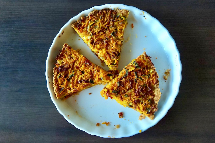 Hartige pompoentaart met salie en zongedroogde tomaat, koolhydraatarm recept ~ minder koolhydraten, maximale smaak ~ www.con-serveert.nl