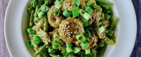 Proteïnerijke vegetarische tempeh balletjes met sperziebonen