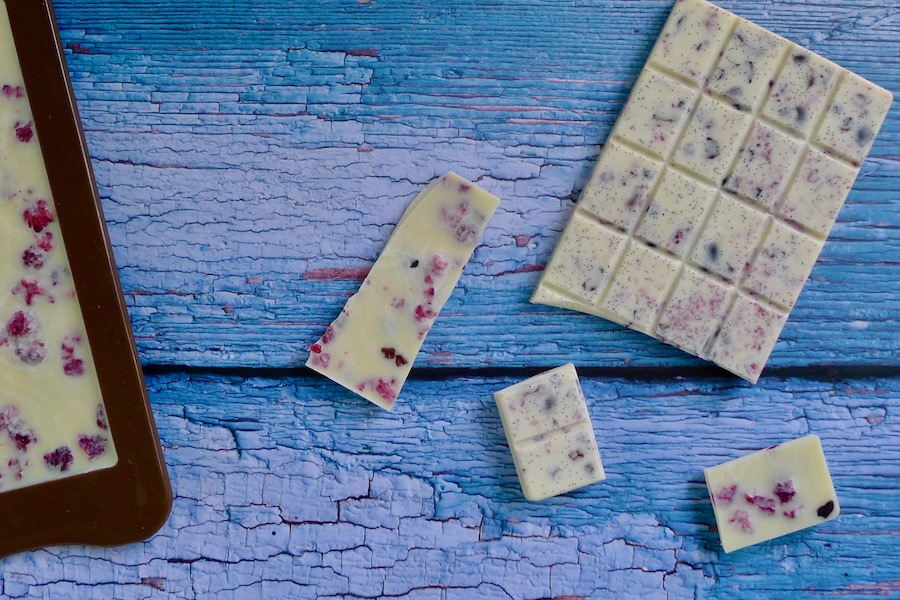 Koolhydraatarme en lactosevrij witte chocolade met frambozen en cacaonibs recept - koolhydraatarm genieten begint bij www.con-serveert.nl