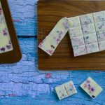 Koolhydraatarme en lactosevrij witte chocolade met frambozen en cacaonibs recept - koolhydraatarm genieten begint bij www.con-serveert.nl