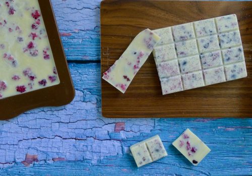 Koolhydraatarme en lactosevrij witte chocolade met frambozen en cacaonibs recept - koolhydraatarm genieten begint bij www.con-serveert.nl