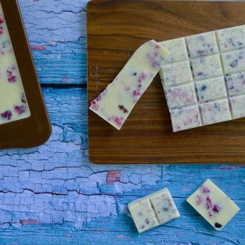 Koolhydraatarme en lactosevrij witte chocolade met frambozen en cacaonibs recept - koolhydraatarm genieten begint bij www.con-serveert.nl