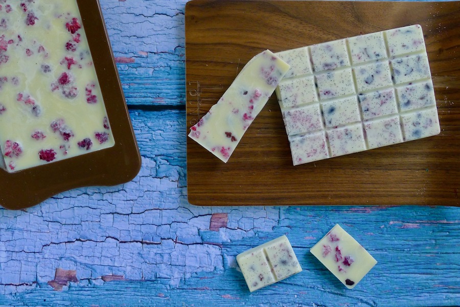 Koolhydraatarme en lactosevrij witte chocolade met frambozen en cacaonibs recept - koolhydraatarm genieten begint bij www.con-serveert.nl