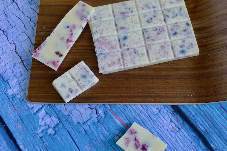 Koolhydraatarme en lactosevrij witte chocolade met frambozen en cacaonibs recept - koolhydraatarm genieten begint bij www.con-serveert.nl