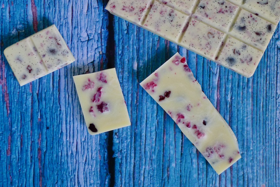 Koolhydraatarme en lactosevrij witte chocolade met frambozen en cacaonibs recept - koolhydraatarm genieten begint bij www.con-serveert.nl