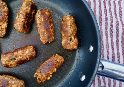Tofu cevapcici, vegan Balkan worstjes, koolhydraatarm recept - lekker genieten begint bij Con-serveert.nl