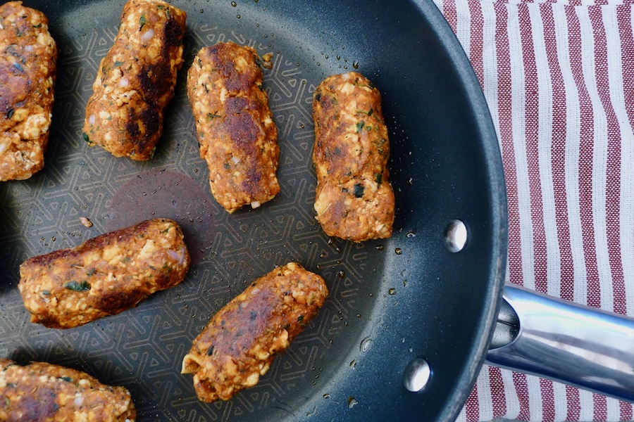 Tofu cevapcici, vegan Balkan worstjes, koolhydraatarm recept - lekker genieten begint bij Con-serveert.nl